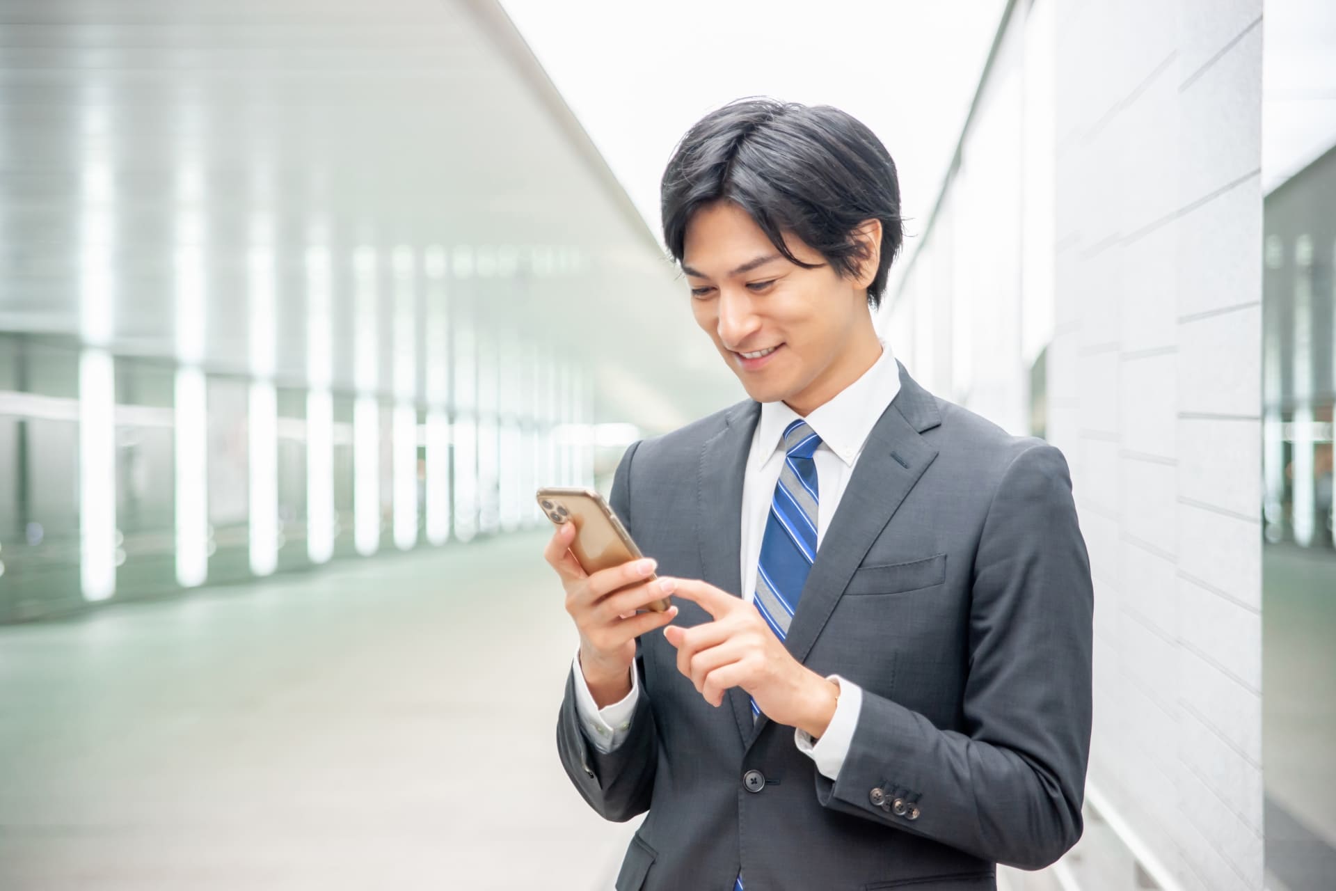 ミイダスのコンピテンシー診断をする男性