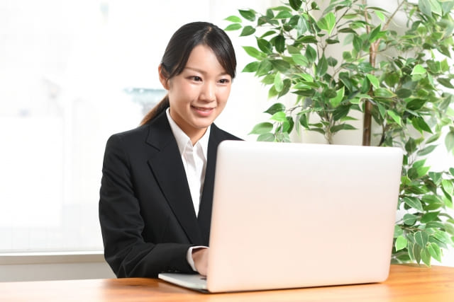 オンライン面接で失敗しないカメラ目線とは？